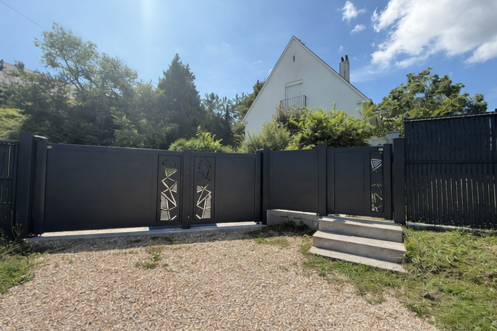 Porte d'entrée moderne et jardin naturel